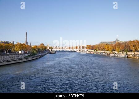 Blick auf die seine mit Eiffelturm und Alexander-III-Brücke im Weitwinkel bei einem sonnigen Herbsttag in Paris Stockfoto