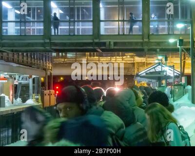 Auf einem gefrorenen Bahnsteig an der JFK Station in Boston versammeln sich Menschenmassen Stockfoto