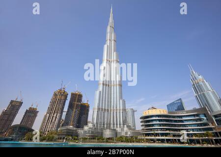 DUBAI, VEREINIGTE ARABISCHE EMIRATE - 19. NOVEMBER 2019: Burj Khalifa Wolkenkratzer und Dubai Mall an einem klaren sonnigen Tag Stockfoto