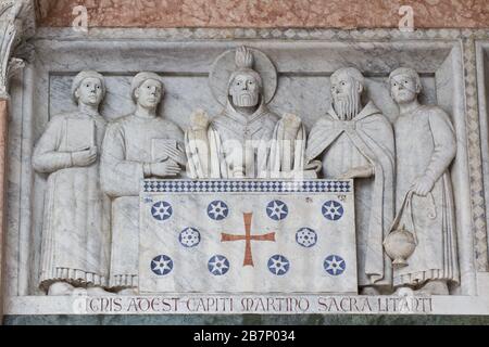 Geschichten des Heiligen Martin (von einem Schüler von Guido da Como, 1233) - St. Martin feiert die Liturgie - St. Martin's Cathedral - Lucca Stockfoto