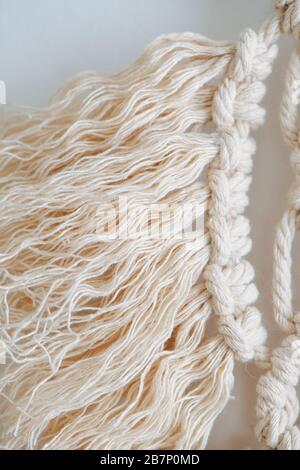 Schön gefundener Knoten aus weißem Seil macrame Stockfoto