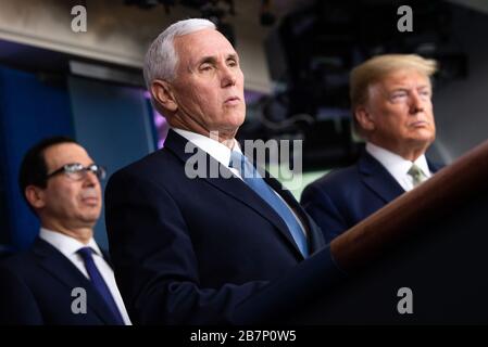 Washington, Vereinigte Staaten. März 2020. Vizepräsident Mike Pence gibt während eines Briefings zur COVID-19-Pandemie von Coronavirus neben Präsident Donald Trump und Finanzminister Steven Mnuchin und Mitgliedern der Coronavirus Task Force im Brady Press Briefing Room im Weißen Haus in Washington, DC, 17. März 2020, in Washington Bemerkungen ab. DC Foto Kevin Dietsch/UPI Credit: UPI/Alamy Live News Stockfoto