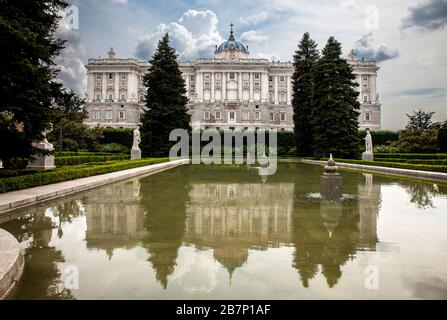 Der Königspalast von Madrid ist die offizielle Residenz der spanischen Königsfamilie in der Stadt Madrid, die von den Sabatini-Gärten aus gesehen wird Stockfoto