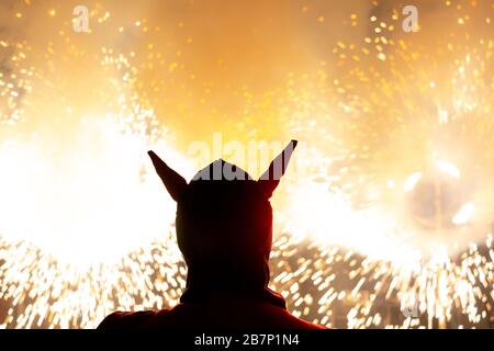 Typische Correfocs in Spanien. Silhouette eines Dämons in einer Feuershow beim traditionellen Festival. Traditionelles Konzept Stockfoto