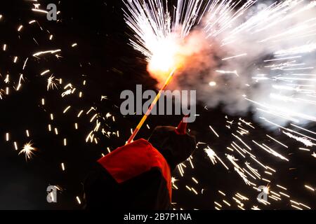 Typische Correfocs in Spanien. Ein Dämon, der in einer Feuershow auf dem traditionellen Festival läuft. Traditionskonzept Stockfoto