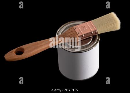 Nahaufnahme, Farbbürste mit Holzgriff, natürliche weiche, helle Borsten, glänzendes bronzenes Metall, metallisch weißer Farbbecher, schwarzer Hintergrund, hohe Details, i. Stockfoto