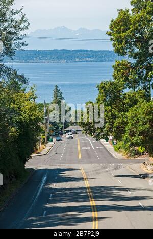 Eine Straße, die in Richtung Puget Sound in Richmond Highlands-Shoreline, Washington führt. Stockfoto