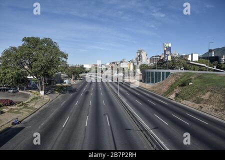 Während der Quarantäne leere Hauptautobahnen und Straßen von Caracas.die venezolanische Regierung erklärte die Quarantäne in sieben Staaten und die Nationalgarde installierte Kontrollpunkte für Schutzausrüstung aufgrund des Ausbruchs des Kovid19-Virus. In Venezuela gibt es 33 bestätigte Fälle in 4 Tagen und sie nehmen zu. Nur der Transport zu Sicherheitskräften, Grunddienstpersonal und Notfällen ist erlaubt. Stockfoto