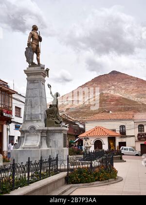 Statue von Alonso De Ibanez vor dem Rich Mountain in Potosi, Bolivien Stockfoto