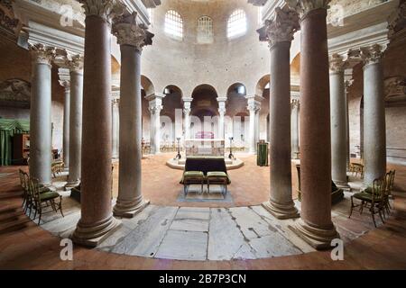 Innenraum des Mausoleums von Santa Costanza (runde Kirche, eines der ersten Beispiele der christlichen Architektur in Rom - 4 c AD) mit der ambulante Stockfoto