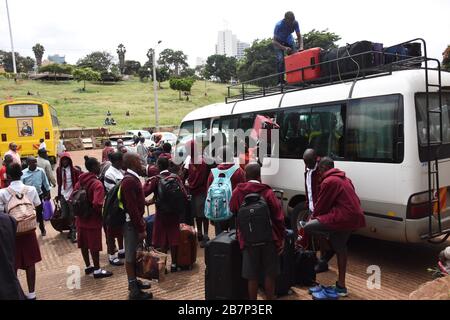 Studenten der Moi High School Kabarak laden einen Minibus mit Koffern im Uhuru Park in Nairobi, während sie warten, in ihre Häuser gebracht zu werden, nachdem die kenianische Regierung den Befehl gegeben hat, das Lernen in allen Bildungseinrichtungen als präventive Maßnahme gegen die Ausbreitung von Coronavirus auszusetzen. Kenia hat seitdem vier Fälle der COVID-19 gemeldet. Stockfoto