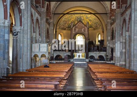 Basilika di Sant'Ambrogio (romanischer Stil) - Blick auf das Innere vom Atrium - Mailand Stockfoto