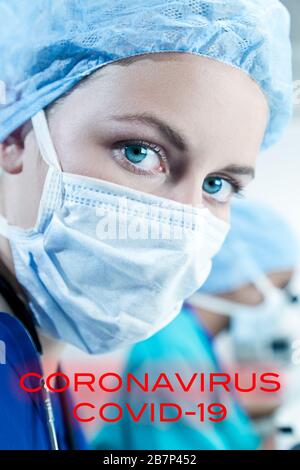 Wissenschaftliche Forscherin oder Ärztin, die mit ihrem asiatischen Kollegen eine chirurgische Gesichtsmaske im Forschungslabor Coronavirus COVID 19 trägt Stockfoto