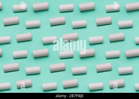 Leeres toilettenpapier rollt auf blauem Hintergrund. Kreatives minimalistisches Muster. Stockfoto