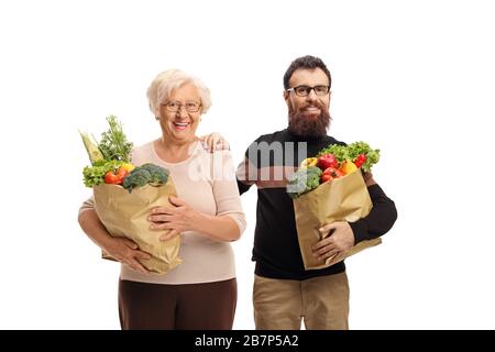 Ältere Frauen und ein junger Mann kaufen Lebensmittel isoliert auf weißem Hintergrund Stockfoto