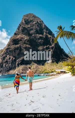 St. Lucia, ein Paar, das während des Sommerurlaubs an einem sonnigen Tag am Zuckerstrand am Strand spazieren geht, Männer und Frauen im Urlaub auf der tropischen Insel Saint Stockfoto