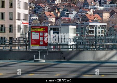 Das PostAuto Deck in Chur, Schweiz, während der Wuhan-Virus-Pandemie 2020, die die Kovid-19-Krankheit verursacht. Stockfoto