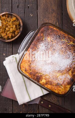 Käse-Kasserolle mit Rosinen oben. Flache Lage, Draufsicht. Stockfoto