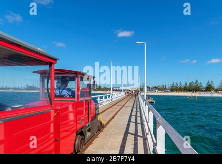 Der Touristenzug Stockton Preston Express auf Busselton Jetty, Busselton, Western Australia, Australien Stockfoto