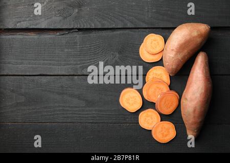 Süßkartoffel auf Holzgrund, Draufsicht. Gemüse Stockfoto