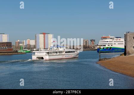 Fähren der Insel Wight, die in der Hafeneinfahrt von Portsmouth vorbeifahren. Stockfoto