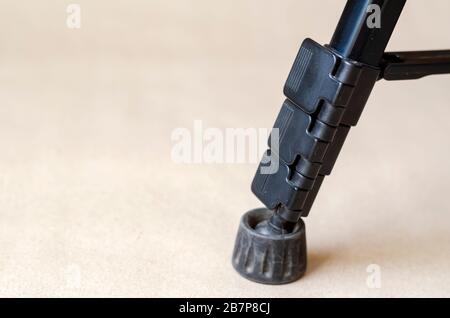 Bruchstück einer Stativnaht. Das schwarze Bein des verwendeten Stativs. Ausrüstung für Reisefotos. Aufnahmen auf Augenhöhe. Selektiver Fokus. Stockfoto