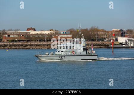 Patrouillenschiff P279, HMS Blazer, verlässt den Hafen von Portsmouth mit Geschwindigkeit. Stockfoto