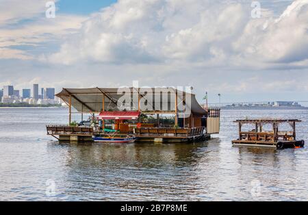 Blick aus dem Urca Viertel des vor der Küste gelegenen schwimmenden Restaurants/Bars in der Guanabara Bay, Rio de Janeiro, Brasilien Stockfoto