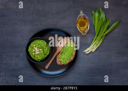 Frisch hausgemachter WildKnoblauchpfesto aus Bären-Leek-Kräutern, köstliche Sauce für italienische Pasta und Zutaten zum Kochen Stockfoto