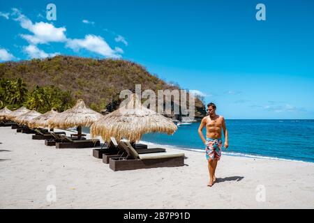 ST Lucia karibik Meer, junger Kerl auf der tropischen Insel Saint Lucia, Männer schwimmen in der Nähe des Strandes Stockfoto