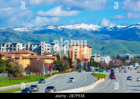 Straße des Silicon Valley im Frühjahr mit Schnee auf dem nahen Berg. San Jose, USA Stockfoto