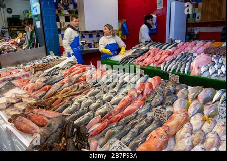 Frischer Fisch und Meeresfrüchte auf dem Fischfang auf dem Brixton Village Market, London, England. Stockfoto