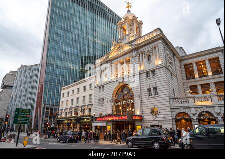 Victoria Palace Theatre in der Nähe der Victoria Station, London, spielt jetzt Hamilton. Das Nova-Gebäude in der 160 Victoria Street im Hintergrund. Stockfoto