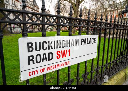 Straßenschild Buckingham Palace Road SW1 am schmiedeeisernen Zaun am Grosvenor Gardens und dem Bahnhof Victoria, London, England. Stockfoto