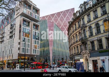 Nova Building mit Apartments auf der linken Seite und Nova Büroblöcke im Hintergrund in der Nähe der Victoria Station, London, England. Stockfoto