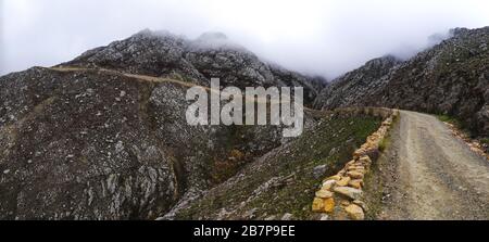 Der Pass Swartberg Mountains (schwarzer Berg) führt von Oudtshoorn nach Prince Albert am Rande der großen Karoo Stockfoto