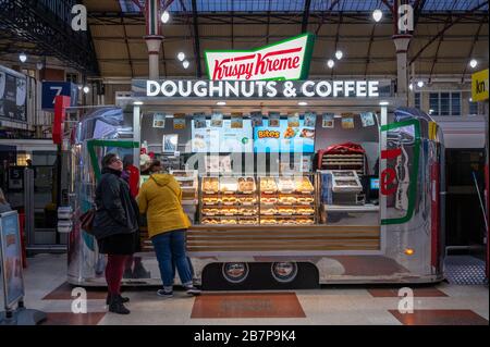 Krispy Kreme Donuts & Coffee Shop im Stil eines amerikanischen Diner Trailers an der Victoria Station in London, England. Stockfoto