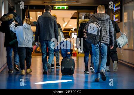 Otopeni, Rumänien - 25. Februar 2020: Passagiere auf dem internationalen Flughafen Henri Coanda in der Nähe von Bukarest, Rumänien. Stockfoto