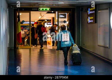 Otopeni, Rumänien - 25. Februar 2020: Passagiere auf dem internationalen Flughafen Henri Coanda in der Nähe von Bukarest, Rumänien. Stockfoto