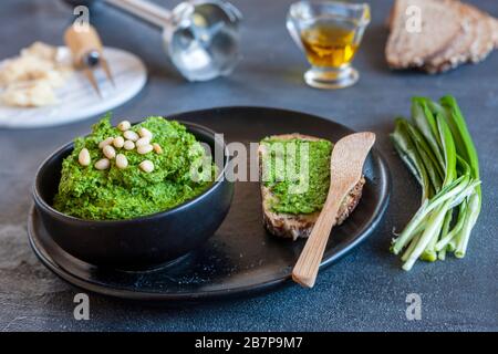 Frisch hausgemachter WildKnoblauchpfesto aus Bären-Leek-Kräutern, köstliche Sauce für italienische Pasta und Zutaten zum Kochen Stockfoto