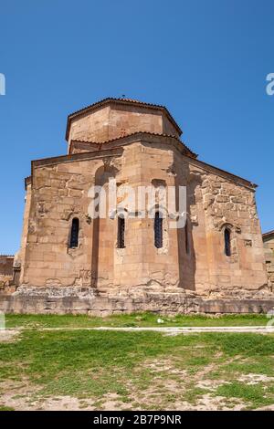 Das Kloster Jvari ist ein georgisch-orthodoxen Kloster aus dem sechsten Jahrhundert, das sich auf dem Berggipfel in der Nähe von Mtskheta, Georgia, befindet Stockfoto