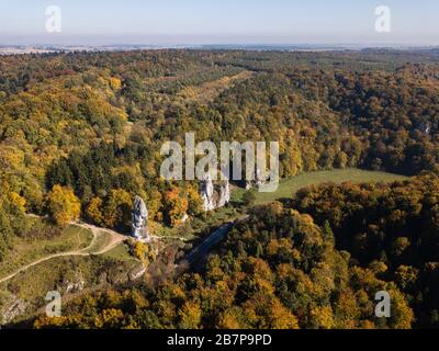 Luft- bis Kalkfelsenbildung genannt Bludgeon des Herkules oder Maczuga Herkulesa, Pieskowa Skala bei schönen Herbstfarben, Krakow-Tschenstochowa UPL Stockfoto