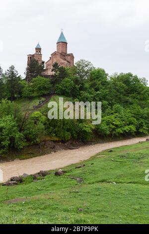 Georgische Landschaft mit Gebirgsfluss und Gremi, Architekturdenkmal aus dem 16. Jahrhundert, königliche Zitadelle und Kirche der Erzengel in Kakheti, Stockfoto