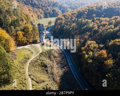 Luft- bis Kalkfelsenbildung genannt Bludgeon des Herkules oder Maczuga Herkulesa, Pieskowa Skala bei schönen Herbstfarben, Krakow-Tschenstochowa UPL Stockfoto