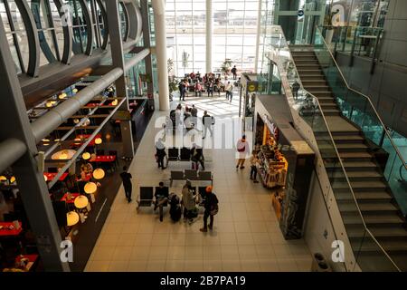 Otopeni, Rumänien - 25. Februar 2020: Passagiere auf dem internationalen Flughafen Henri Coanda in der Nähe von Bukarest, Rumänien. Stockfoto