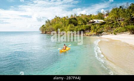 ST Lucia karibik Meer, junger Kerl auf der tropischen Insel Saint Lucia, Männer schwimmen in der Nähe des Strandes Stockfoto