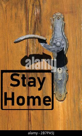 Corona Virus Kovid-19 Quarantäneschutz Symbolkonzept: Text bleiben auf isolierter alter Retro-Tür mit Griff zu Hause Stockfoto