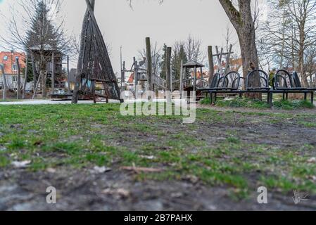 München, Deutschland. März 2020. München 17. März 2020 - Spielplatz in der Nähe des Bahnhofs Pasing. Spielplätze sind ab heute geschlossen und dürfen nicht mehr zum Schutz vor dem Corona-Virus genutzt werden. Credit: Thomas Vonier/ZUMA Wire/Alamy Live News Stockfoto