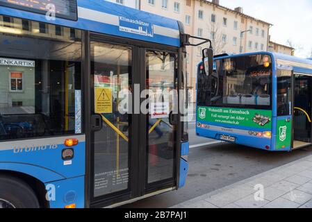 München, Deutschland. März 2020. München 17. März 2020 - abendliche Hauptverkehrszeit am Bahnhof Pasing. Der vordere Eingang der Busse war geschlossen, um die Busfahrer vor einer Infektion mit dem Corona-Virus zu schützen. Trotz der Warnung sind immer noch viele Menschen unterwegs. Credit: Thomas Vonier/ZUMA Wire/Alamy Live News Stockfoto