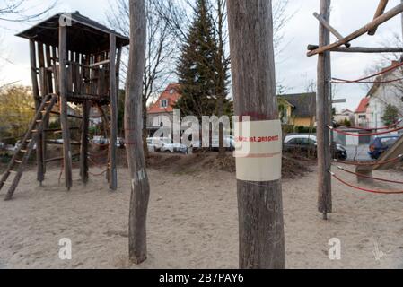 München, Deutschland. März 2020. München 17. März 2020 - Spielplatz in der Nähe des Bahnhofs Pasing. Spielplätze sind ab heute geschlossen und dürfen nicht mehr zum Schutz vor dem Corona-Virus genutzt werden. Credit: Thomas Vonier/ZUMA Wire/Alamy Live News Stockfoto